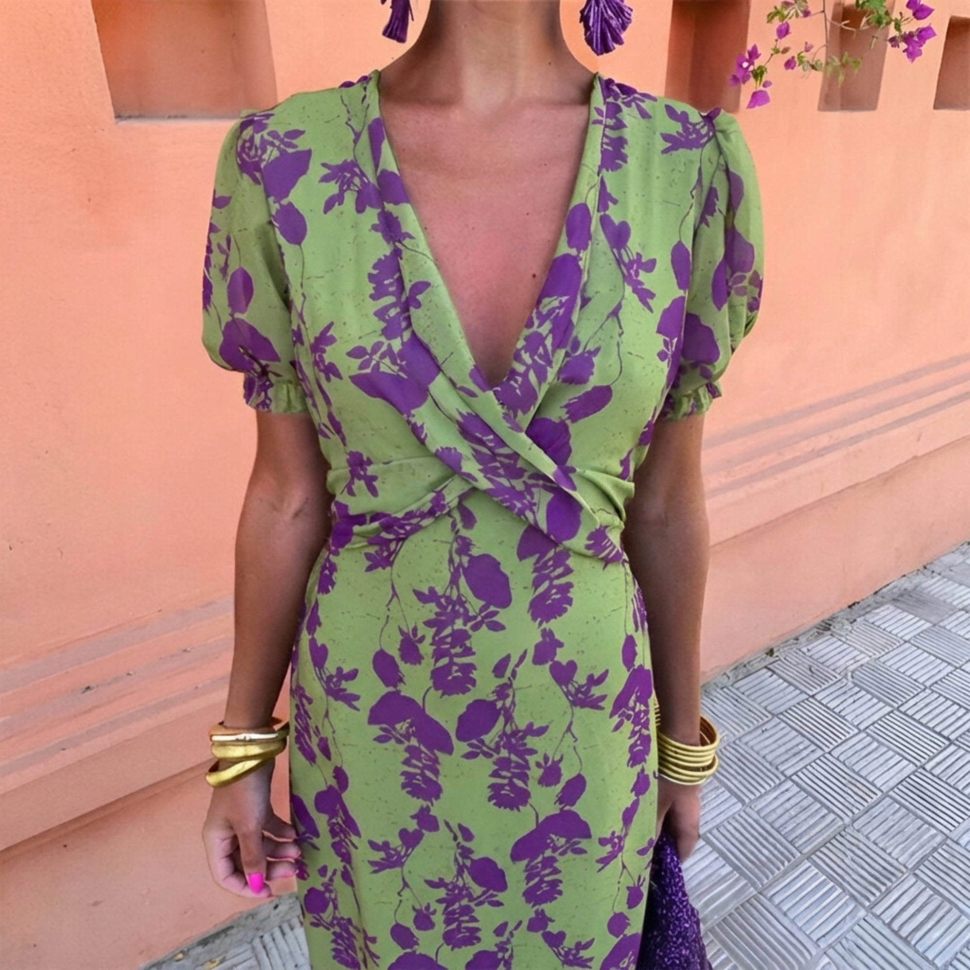 Vestido largo verde con estampado floral morado, escote en V cruzado y mangas globo