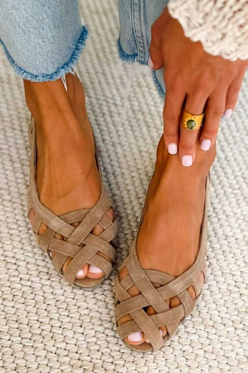 Sandalias planas trenzadas Manuela™ color topo, tiras cruzadas y punta abierta