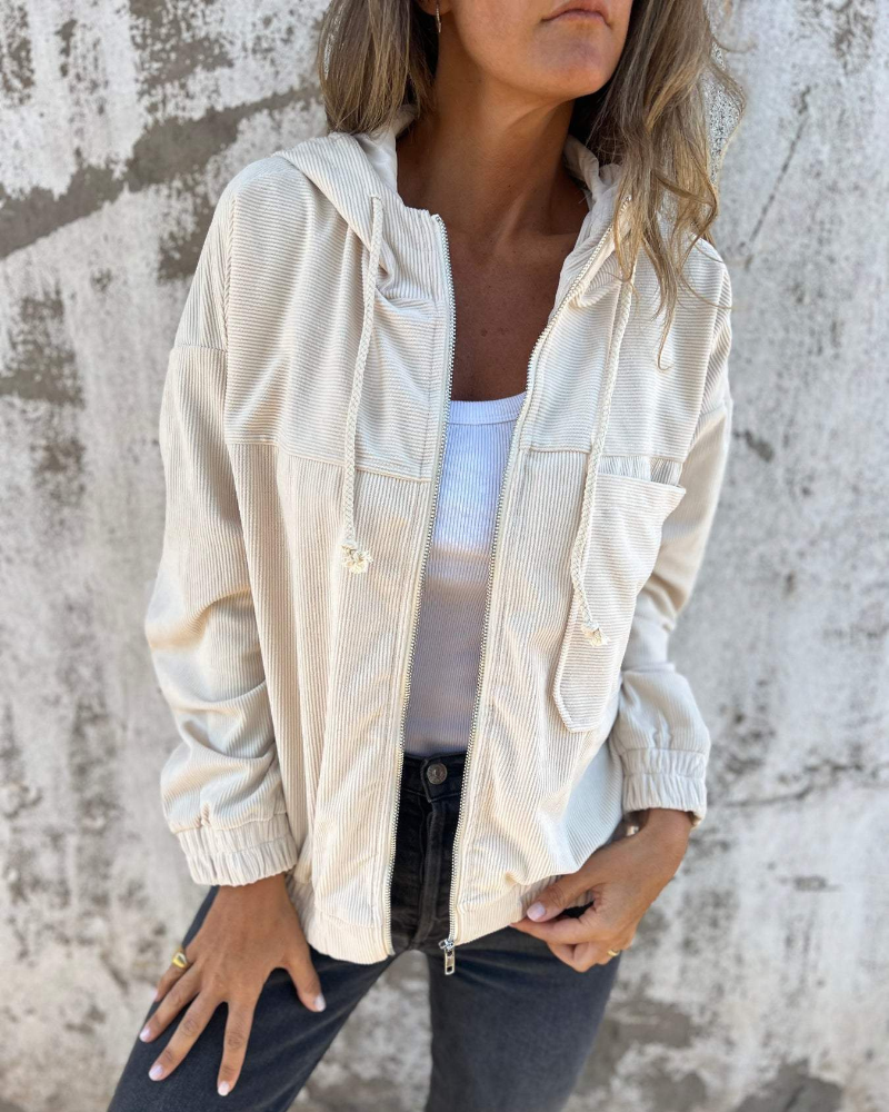 Chaqueta tipo cazadora de pana con capucha y cierre frontal, color crema, bolsillos.