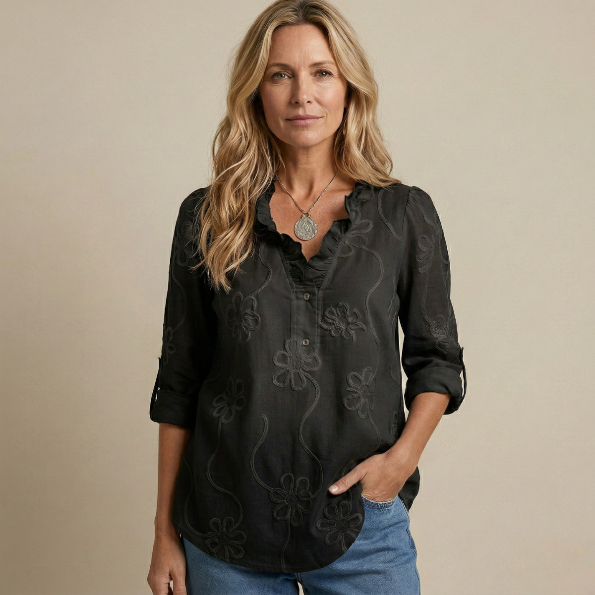 Blusa negra de algodón con bordado floral, botones al frente y cuello con abertura