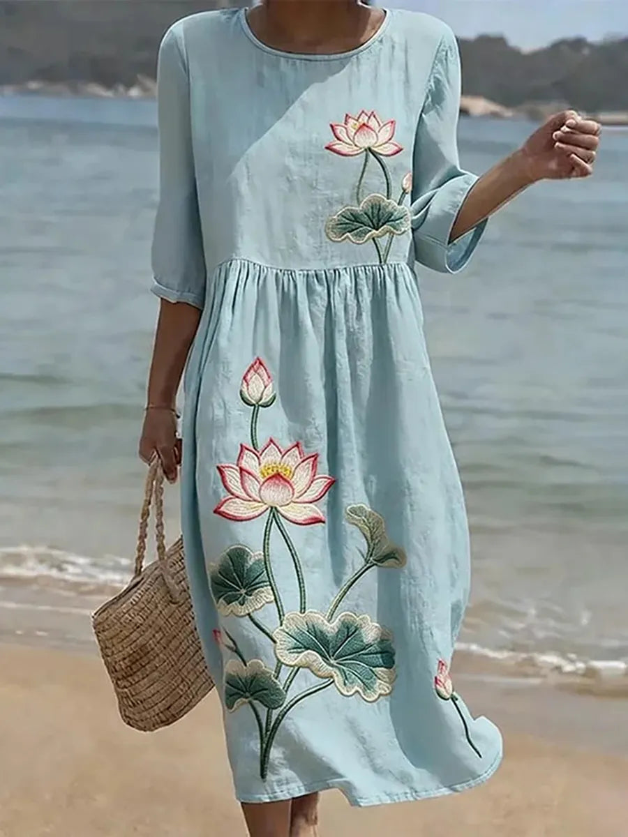 Vestido informal azul con flores grandes, manga tres cuartos y falda suelta fruncida