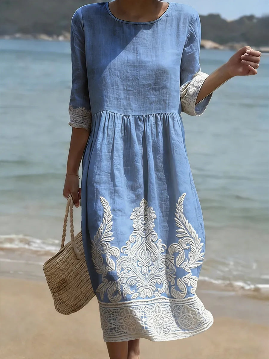 Vestido informal azul con estampado floral, bajo con encaje y falda con vuelo.