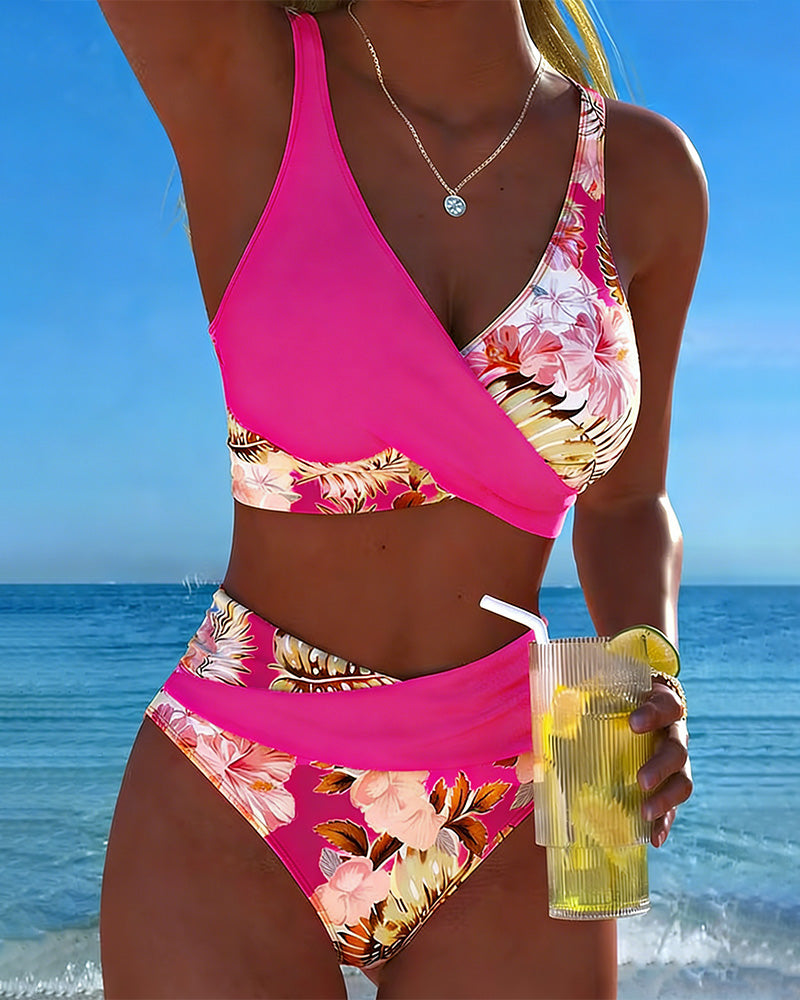 Bikini de dos piezas fucsia con flores tropicales y ribete de contraste, top cruzado
