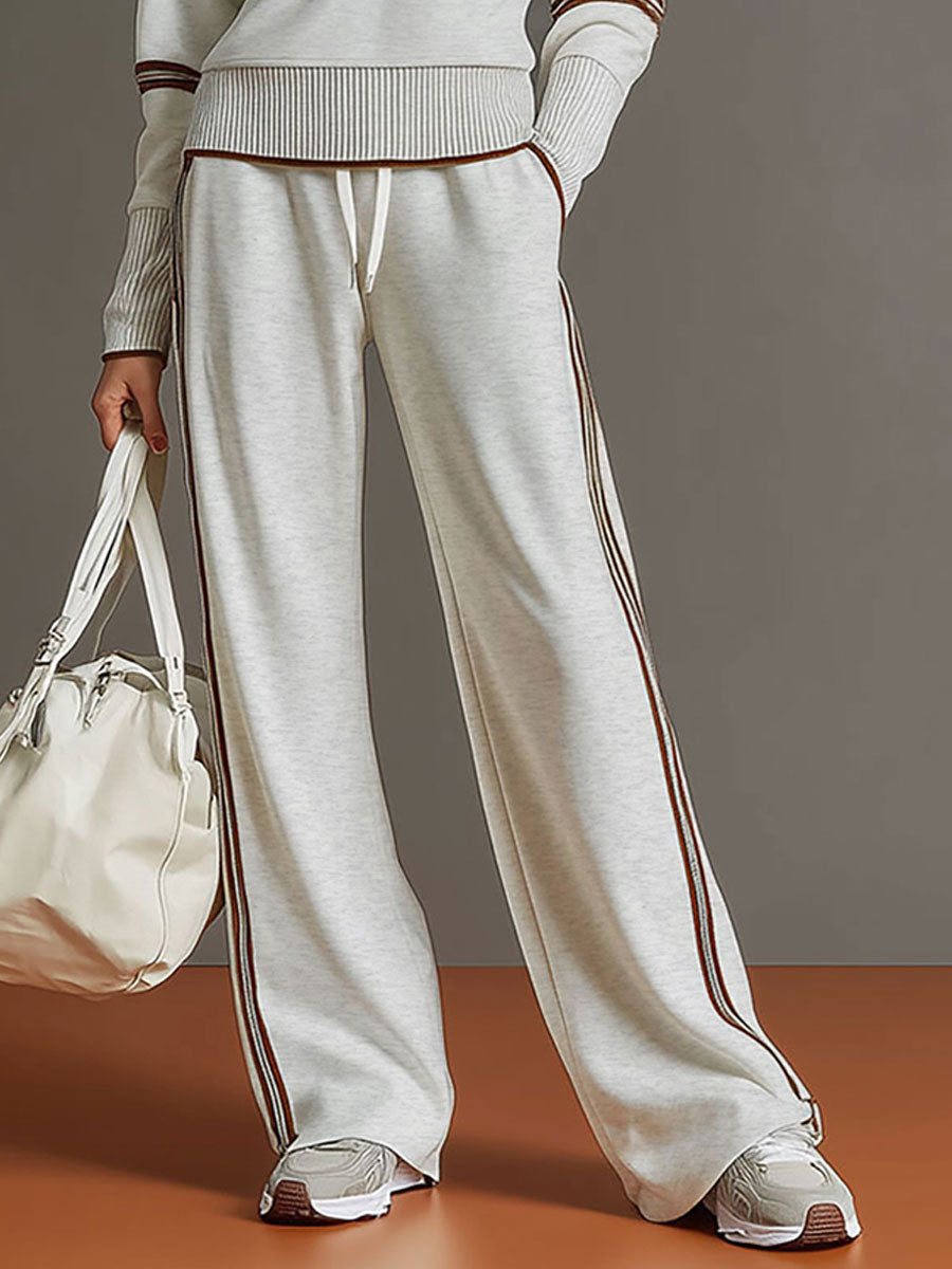 Pantalón de chándal gris claro con franjas en los laterales y cintura elástica