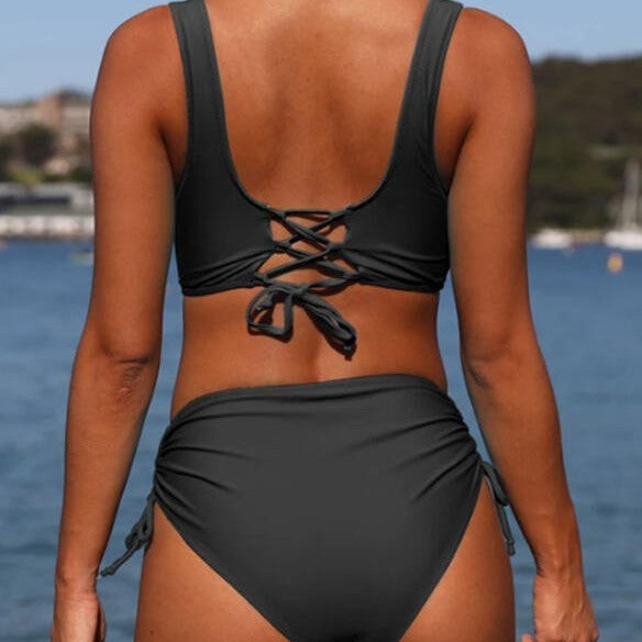 Bikini negro visto por la espalda, con cordones cruzados en la parte superior