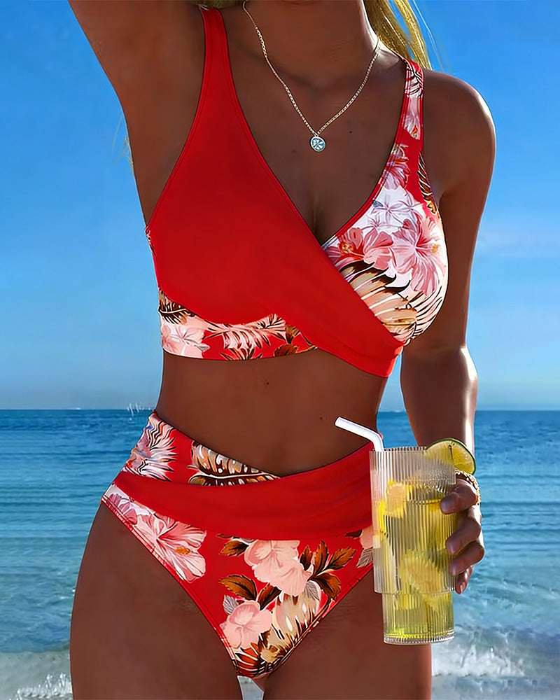Bikini de dos piezas rojo con flores tropicales y ribete de contraste, top cruzado