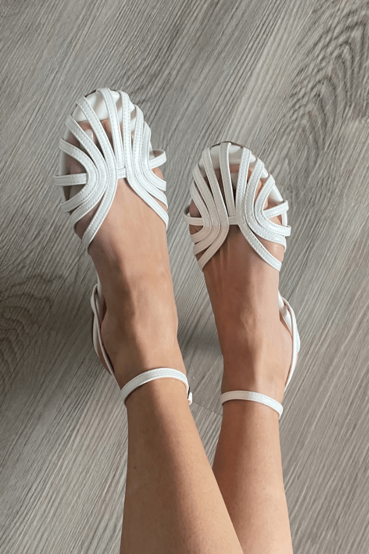 Sandalias de tacón blancas con tiras cruzadas y adorno joya en el empeine
