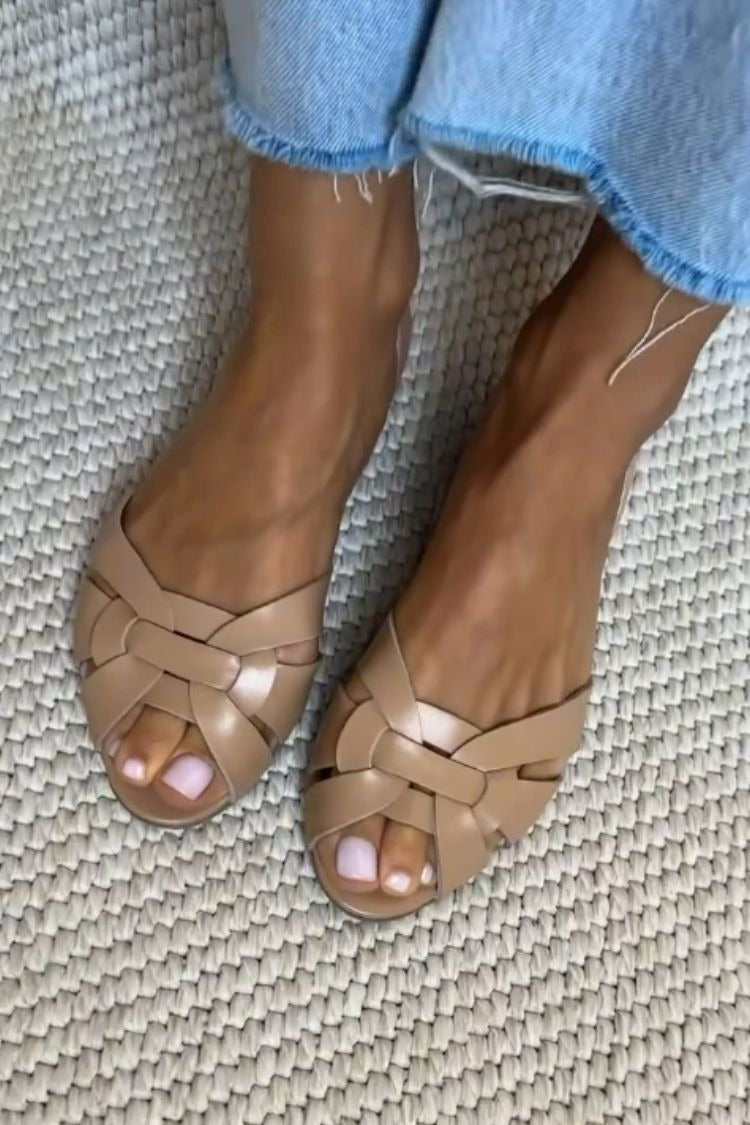 Sandalias planas beige trenzadas con tiras cruzadas y puntera abierta