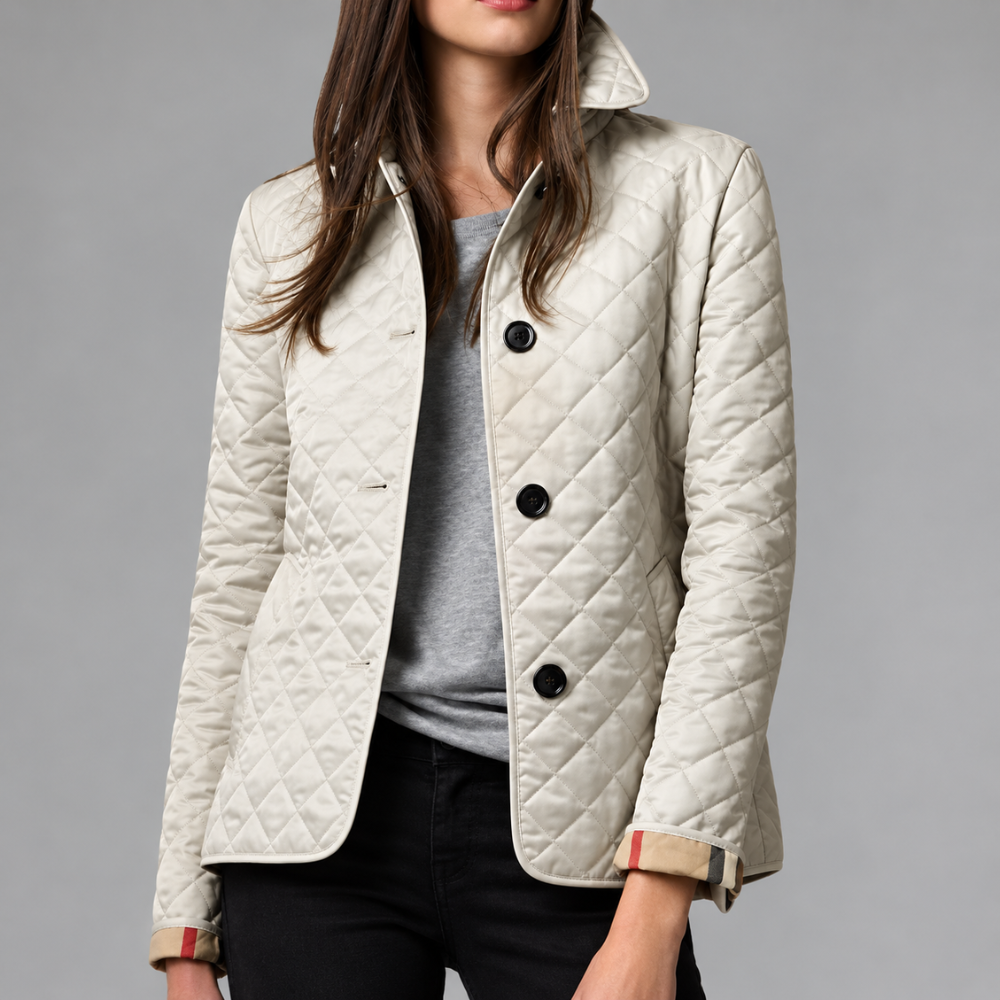 Chaqueta acolchada ligera color crema con cierre frontal de botones y costura en rombos