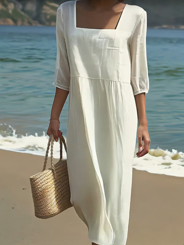 Vestido informal blanco con escote cuadrado, paneles fruncidos y mangas tres cuartos