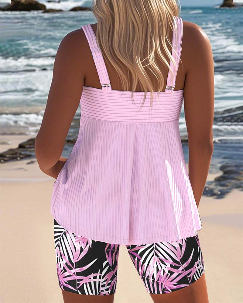 Tankini acanalado rosa con tirantes en la espalda y short tropical de palmas
