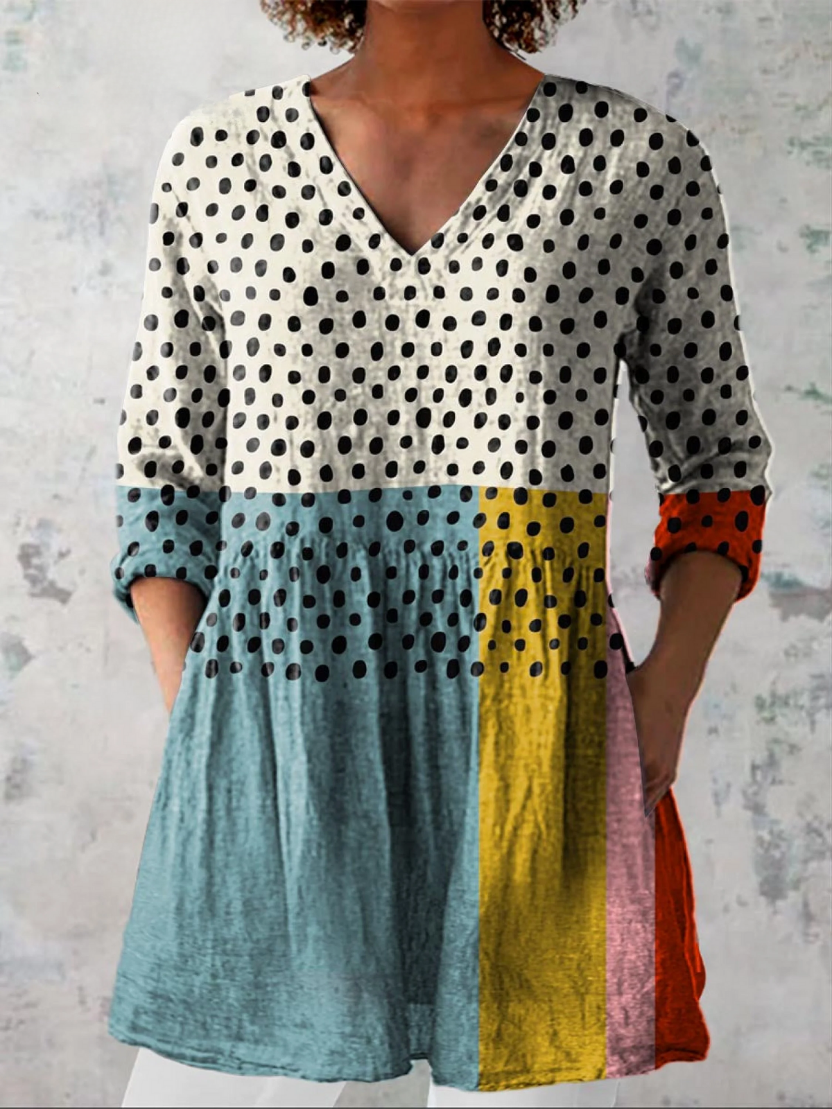 Blusa larga de cuello en V con mangas 3/4, lunares con paneles multicolor