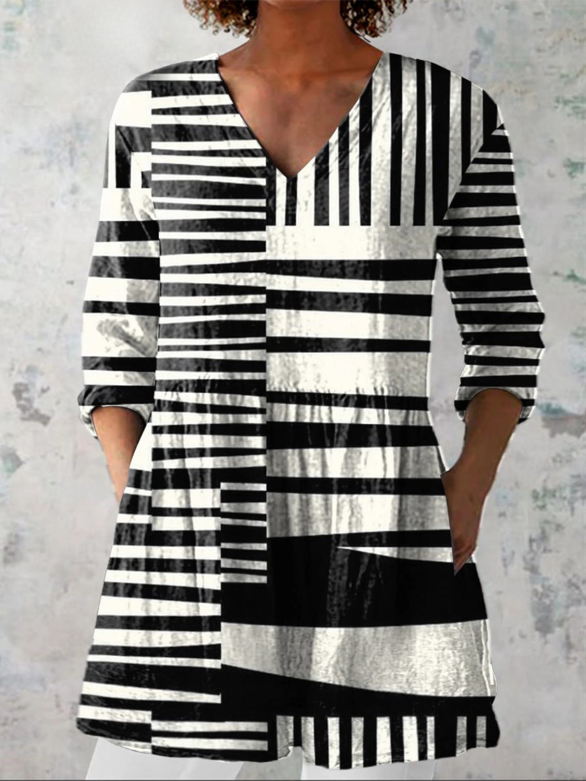 Blusa larga de cuello en V con mangas 3/4, rayas negras y blancas