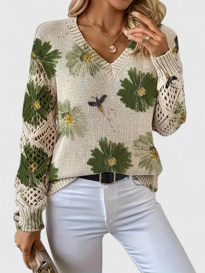 Suéter de punto crema con flores verdes y mangas caladas, cuello en pico (frontal)