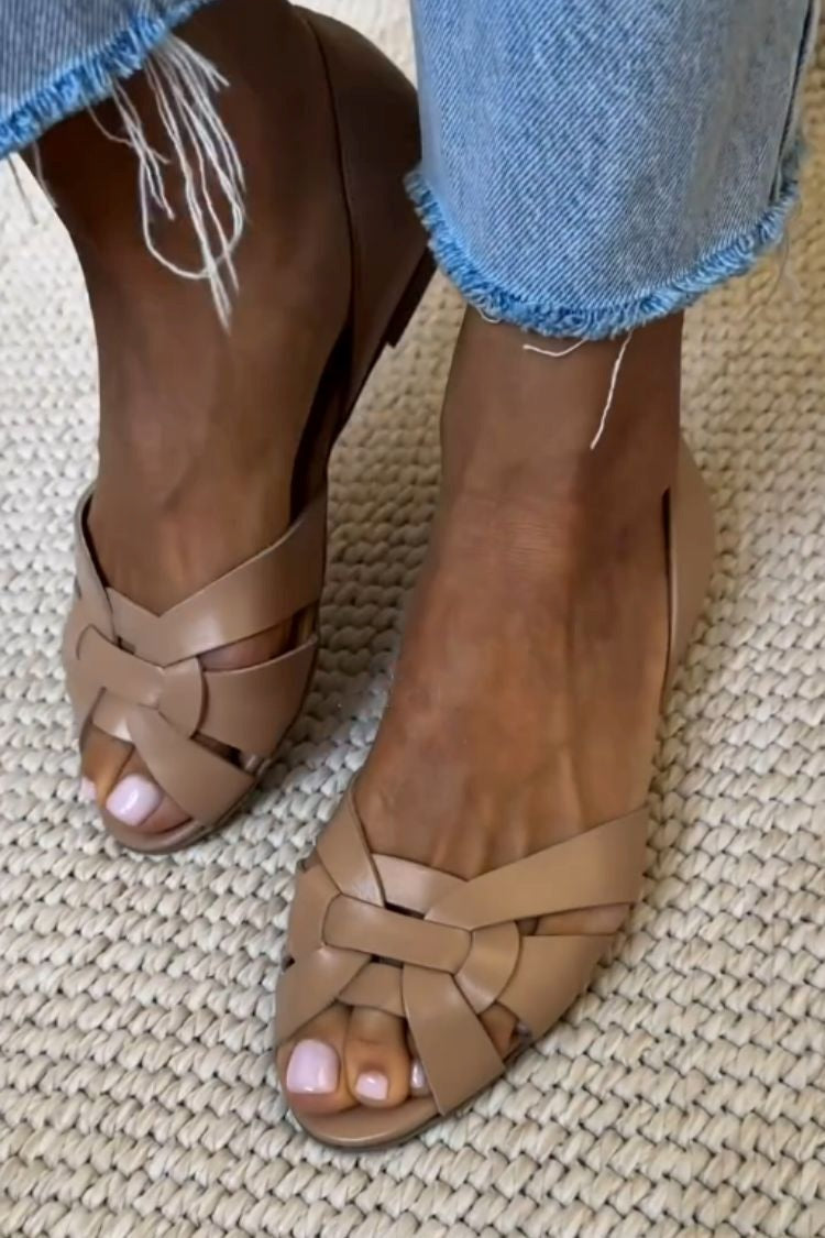 Sandalias planas beige con trenzado y tiras cruzadas, puntera abierta