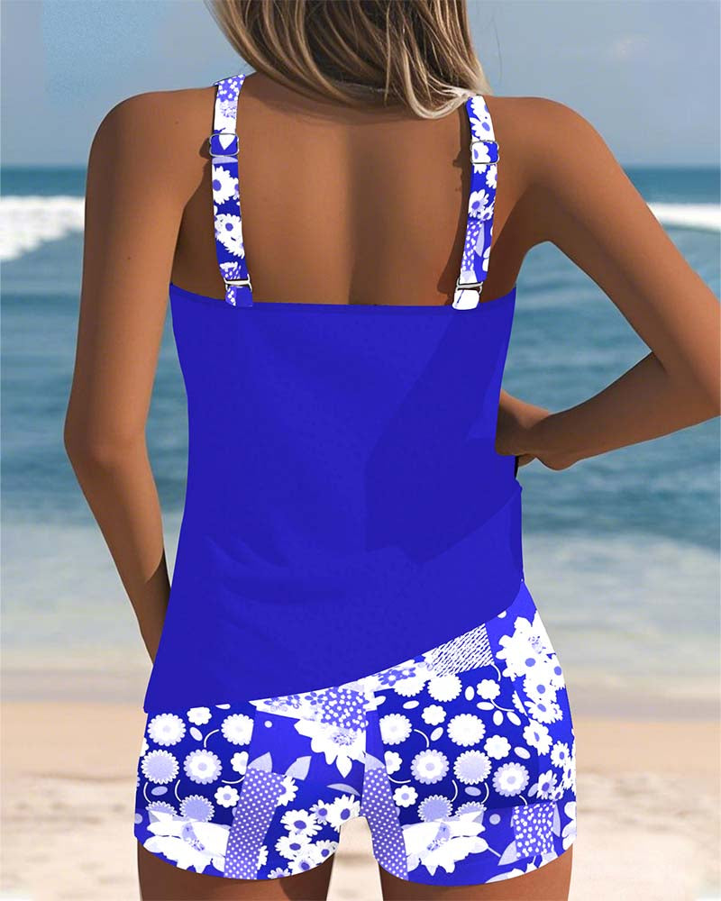 Tankini azul intensa sin mangas con short de baño estampado floral blanco, vista trasera.