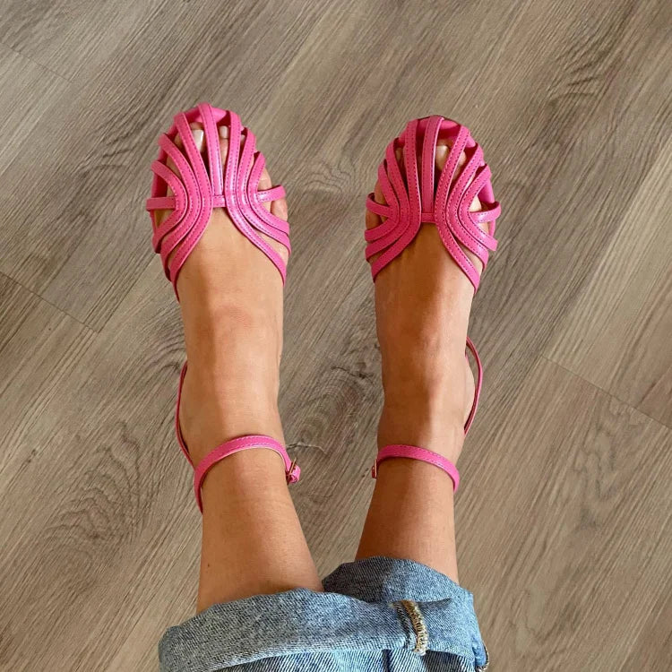 Sandalias de tacón fucsias con tira en el tobillo y adorno joya en el empeine