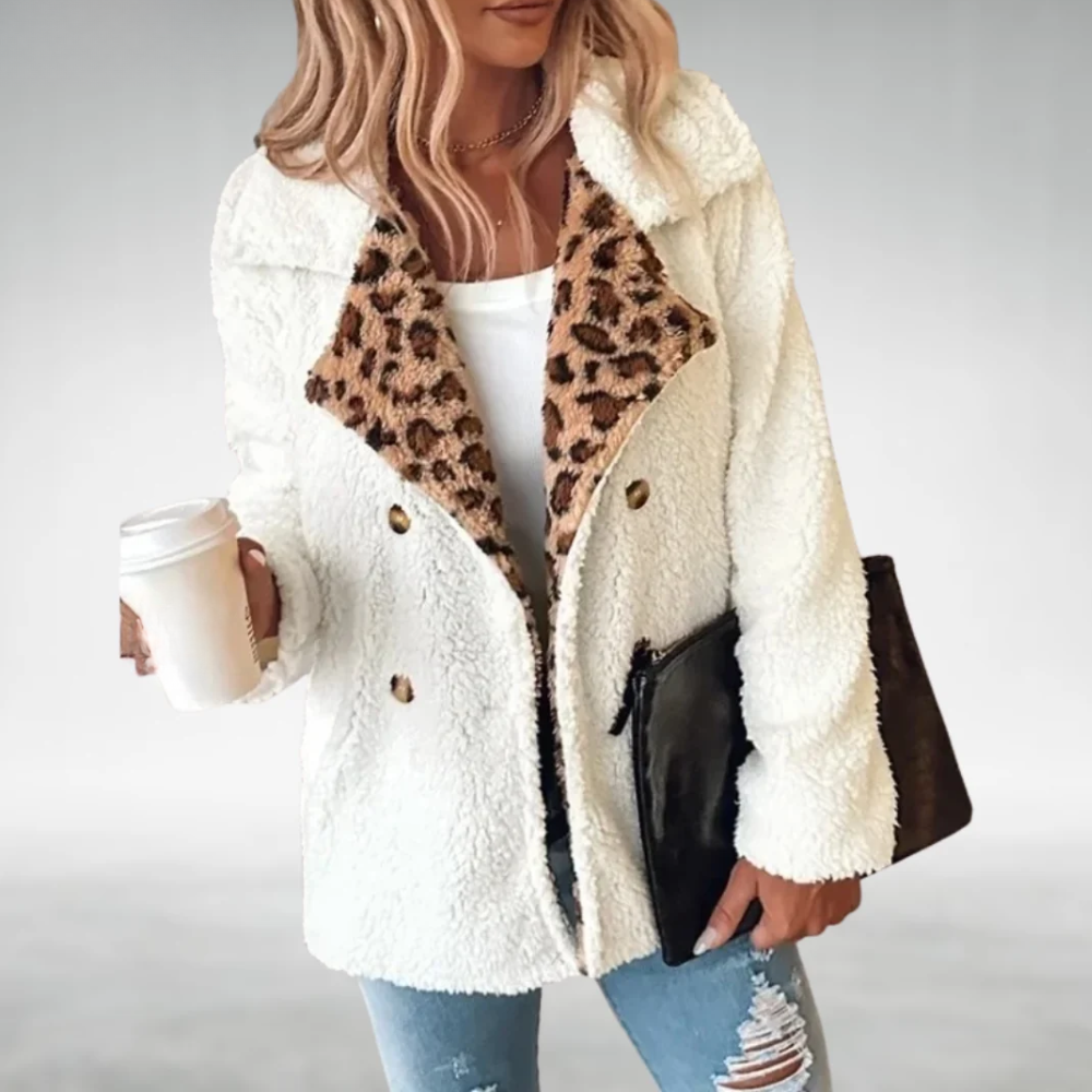 Chaqueta tipo teddy blanca con cuello y detalle de leopardo, botones metálicos y bolsillos