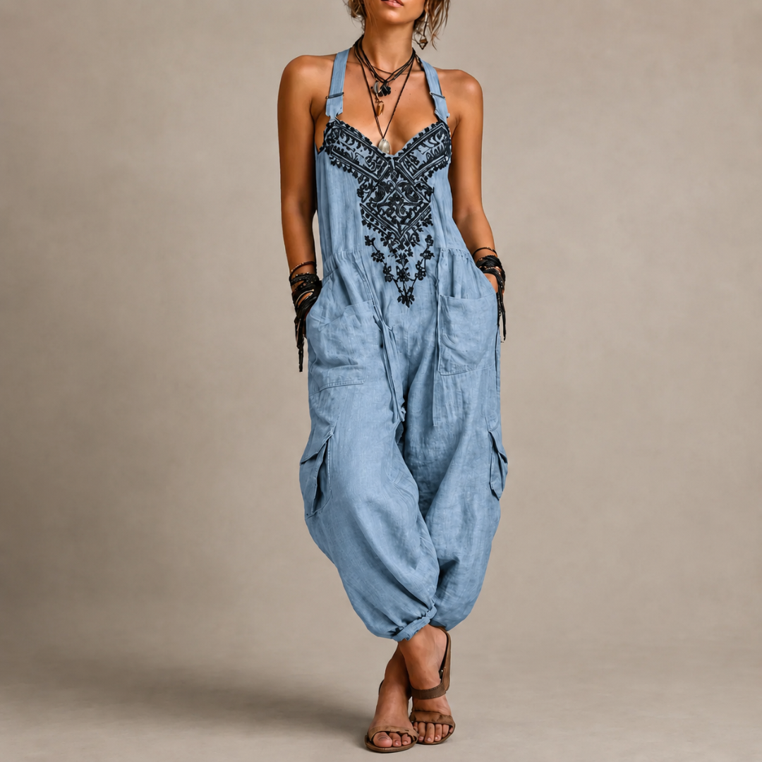 Mono bohemio azul con bordado en el pecho, tirantes cruzados y pernera holgada con bolsillos