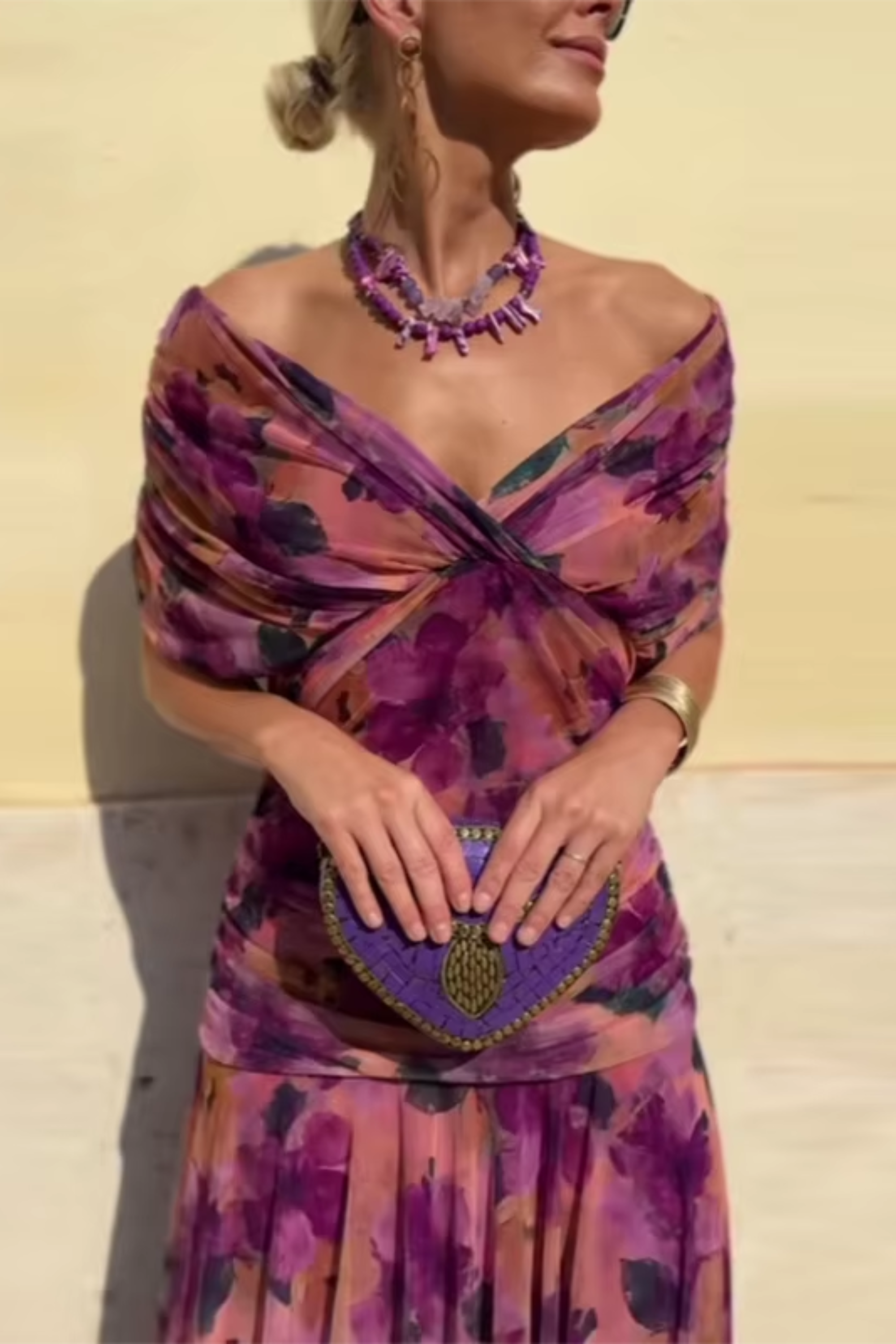 Vestido largo de gasa floral morado con escote corazón y nudo frontal