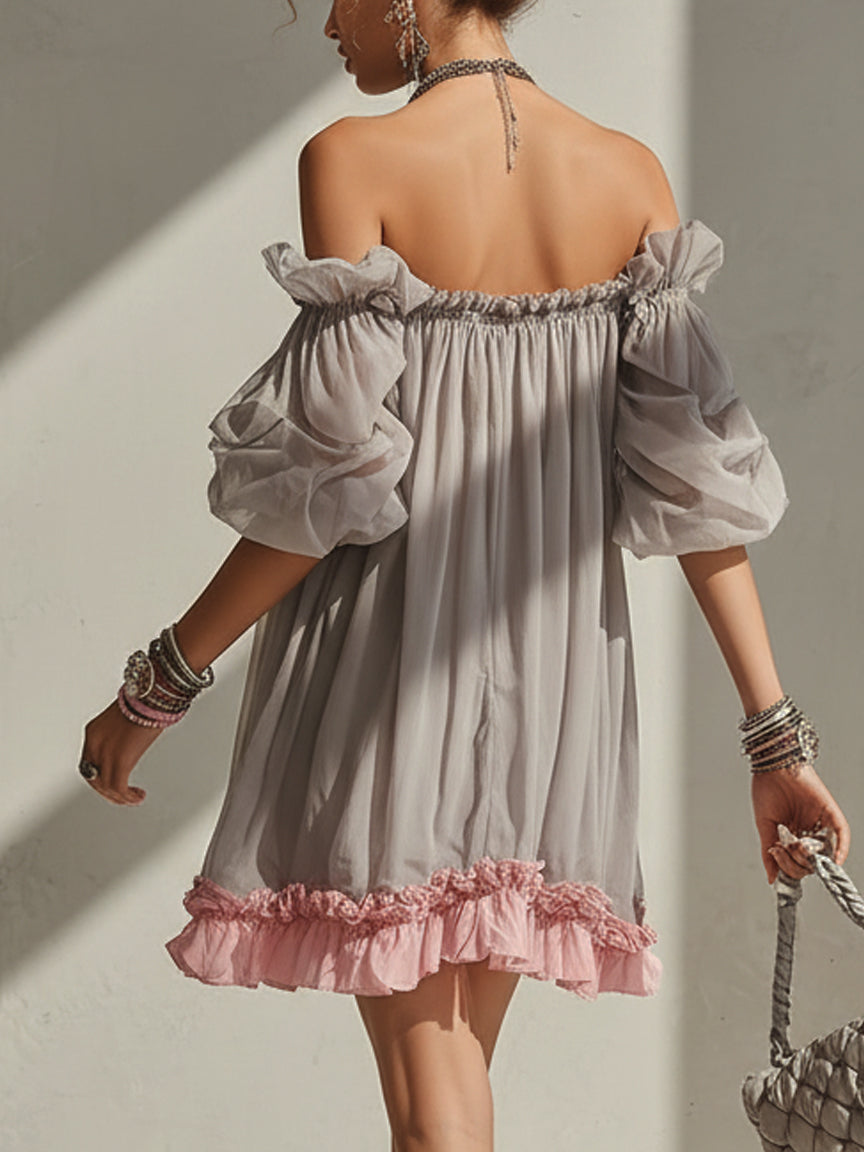 Vestido mini de gasa gris con espalda descubierta, hombros con volante y bajo rosa