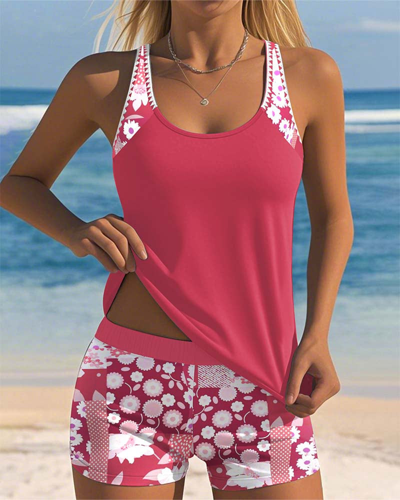Tankini de camiseta sin mangas rosa y short de baño estampado floral blanco.