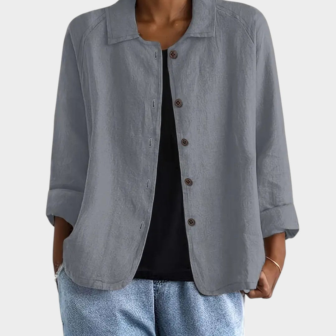 Chaqueta de lino gris con botones, cuello solapa y mangas tres cuartos.