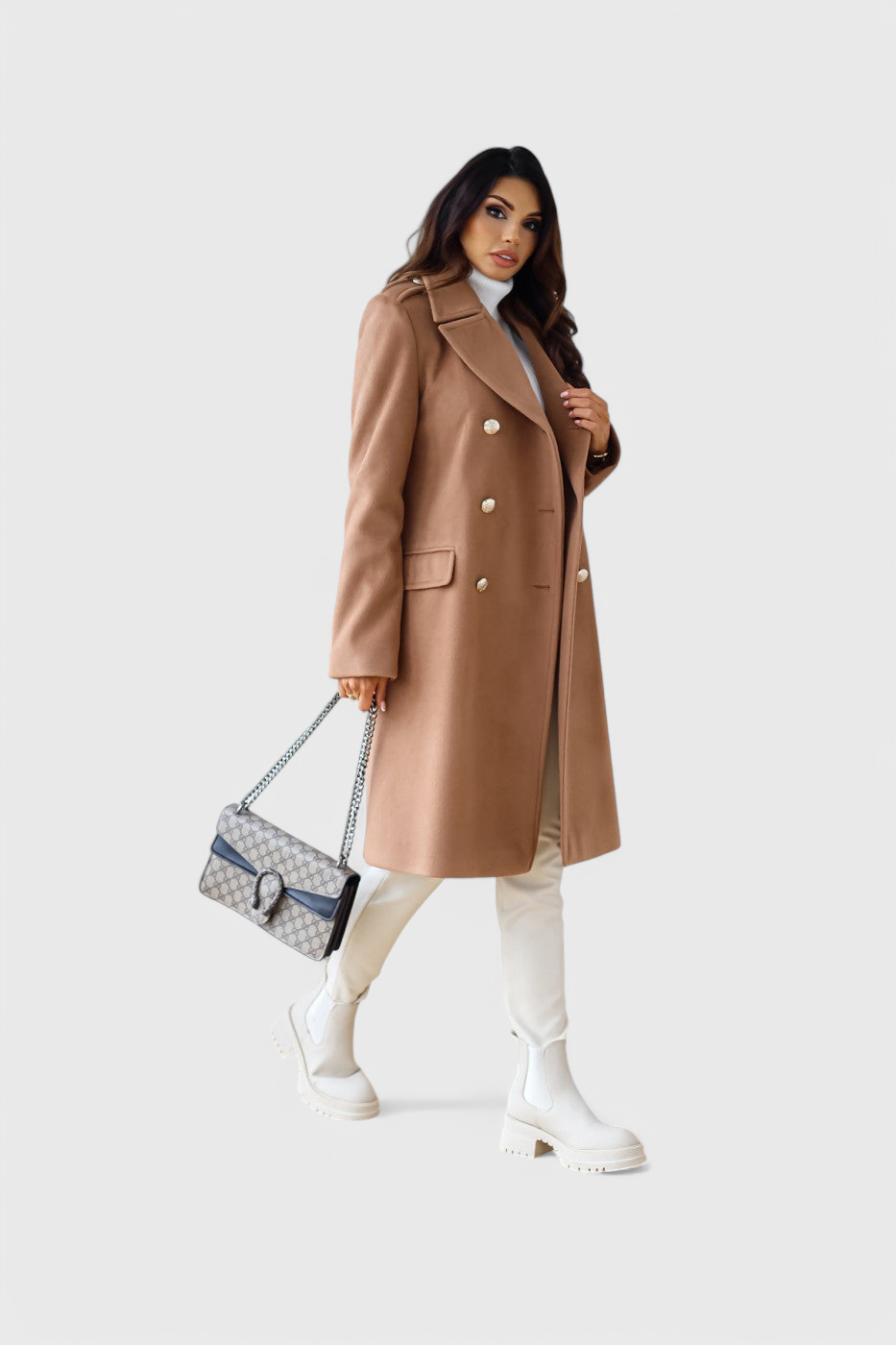Abrigo de lana clásico marrón camel, doble botonadura y bolsillos con tapa.