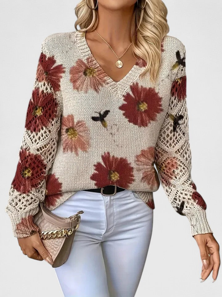 Suéter de punto crema con flores rojas y detalles rosa, mangas caladas y cuello en pico