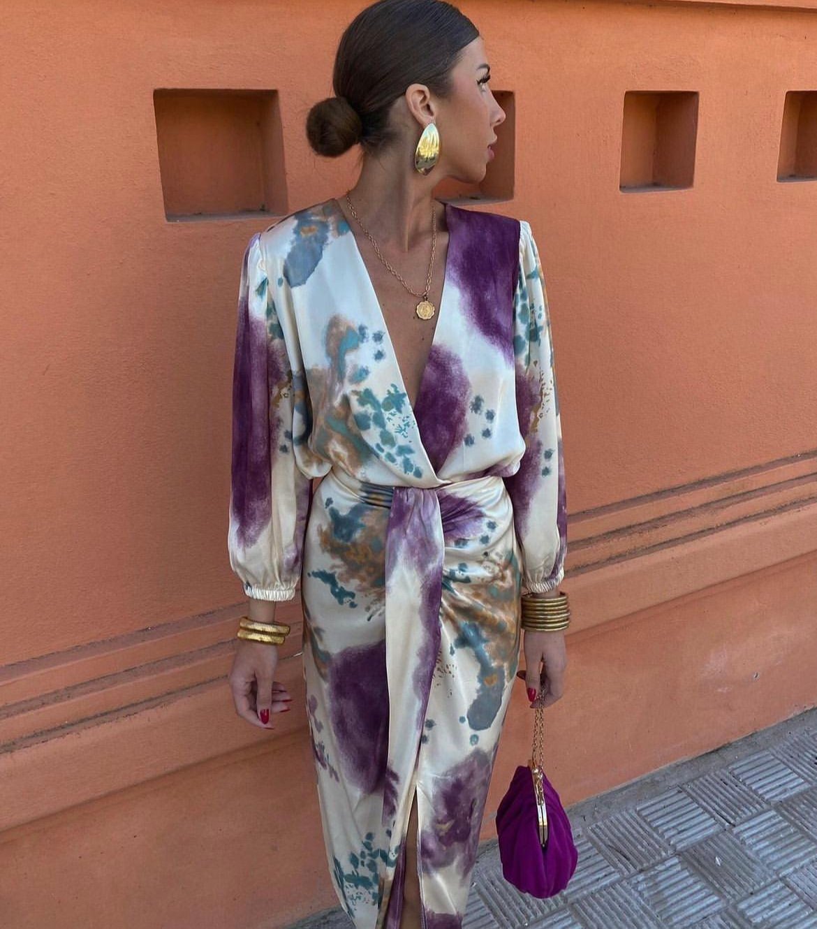 Vestido satinado cruzado estampado en tonos morados, azules y blancos, manga globo