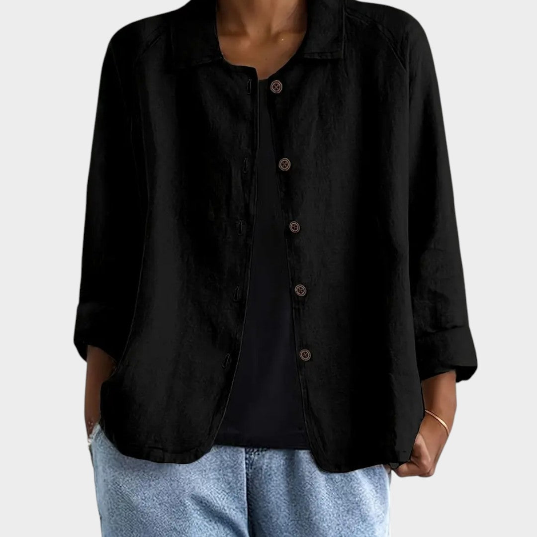 Chaqueta de lino negra con cierre de botones, cuello solapa y mangas tres cuartos.