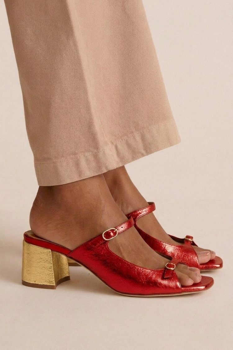 Sandalias de tacón con lazo rojas brillantes, correa cruzada y tacón dorado