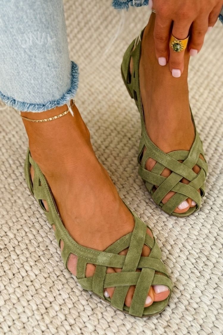 Sandalias planas trenzadas verde oliva con tiras entrelazadas y peep toe.