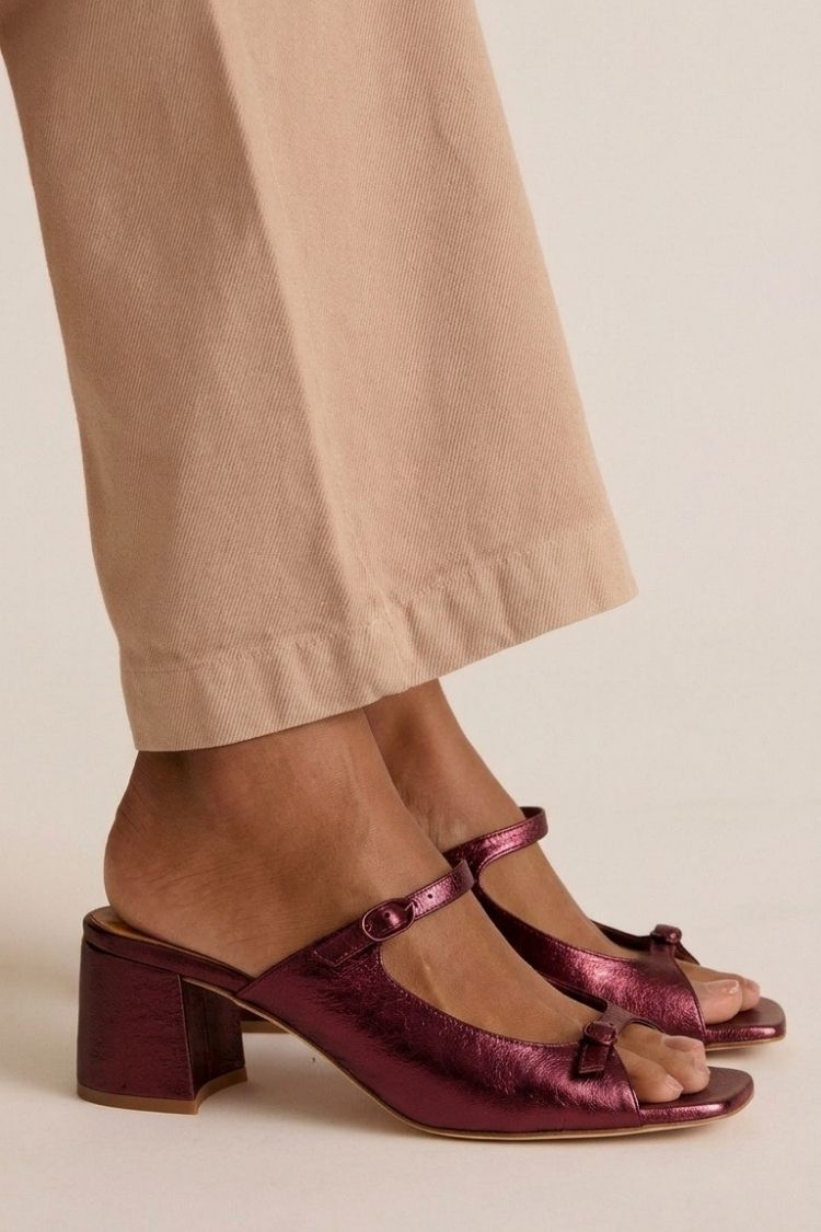 Sandalias de tacón con lazo ciruela oscuro, correa cruzada y pulsera con hebilla