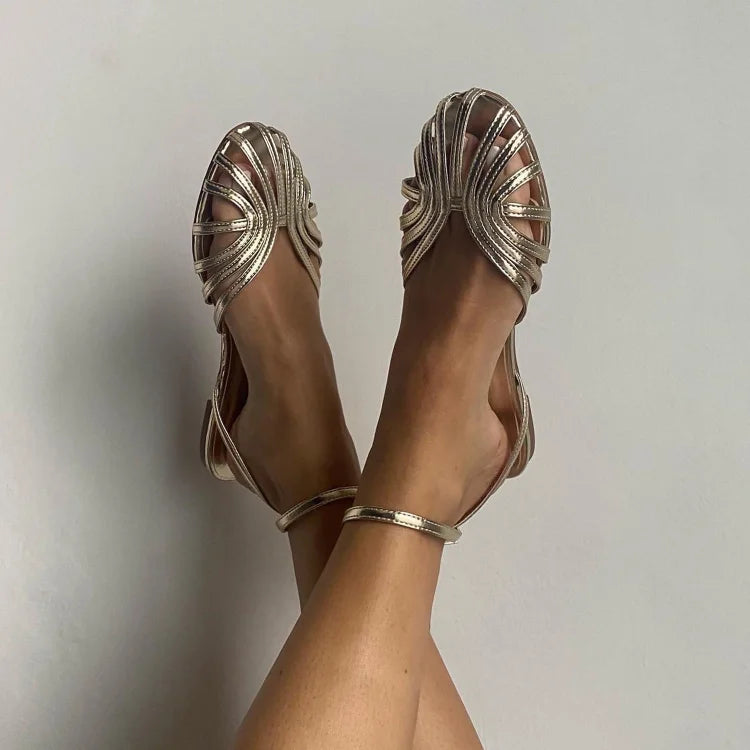 Sandalias de tacón plateadas con cierre en el tobillo y detalle joya trenzado