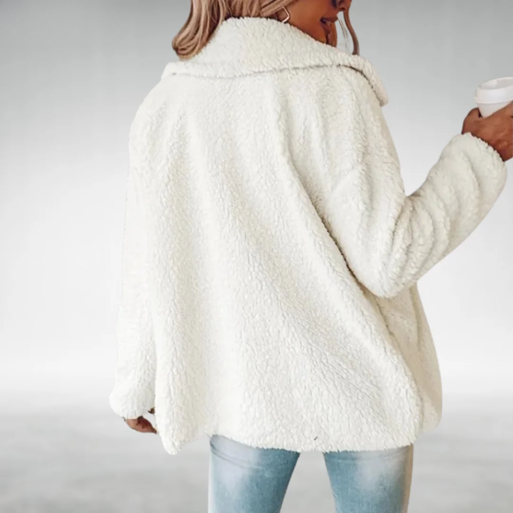 Chaqueta tipo teddy blanca con espalda completa, manga larga y dobladillo suelto