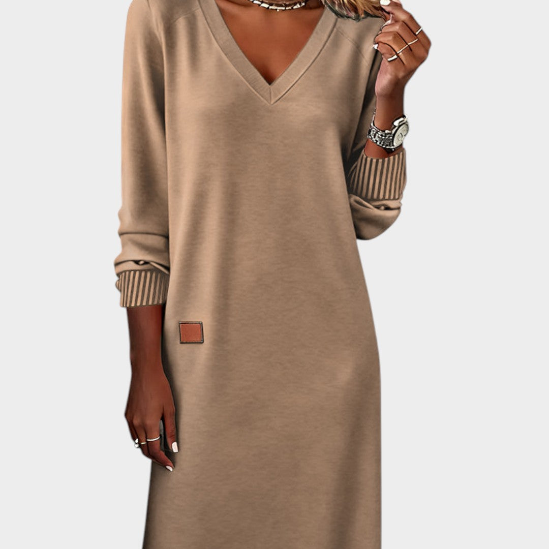 Vestido de punto caqui con cuello pico y mangas 3/4; puños a rayas y parche cuadrado