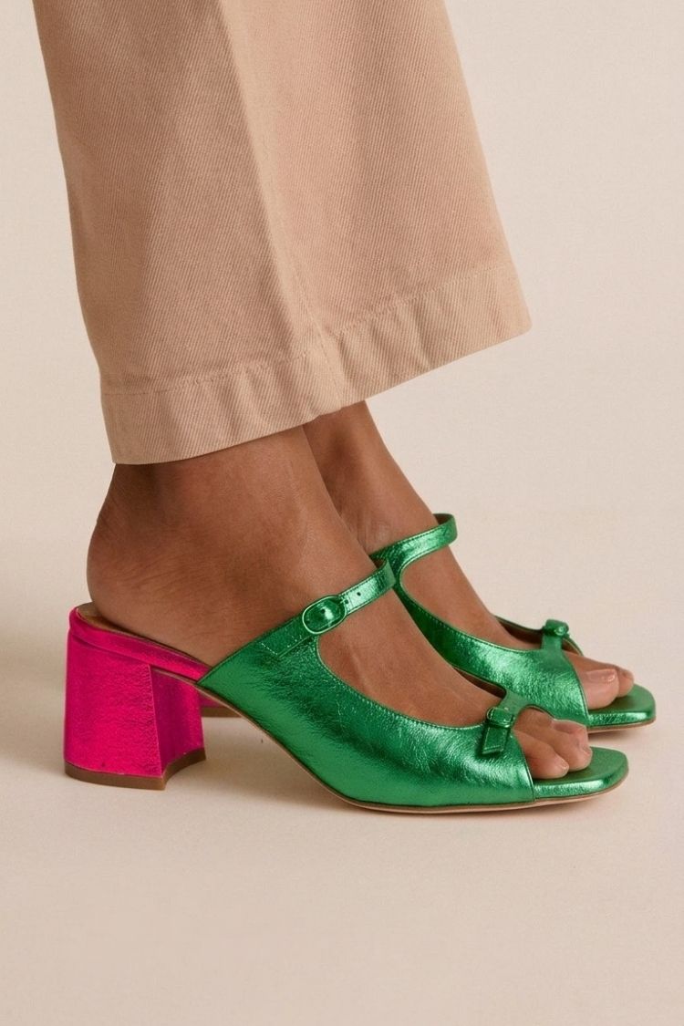Sandalias de tacón con lazo verdes metalizadas y correa cruzada con tacón fucsia