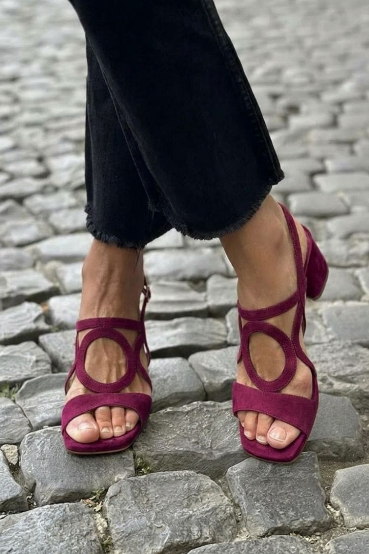 Sandalias planas Begoña con detalle circular en ante burdeos, con tiras y tacón bajo