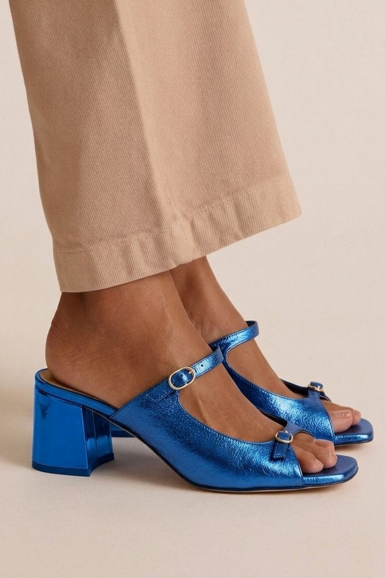 Sandalias de tacón azul metalizado, puntera abierta, tira cruzada y tacón ancho