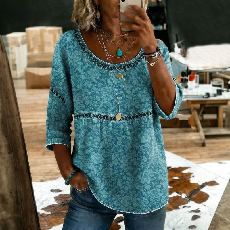 Blusa turquesa con estampado, dobladillo tipo greca étnica y mangas 3/4