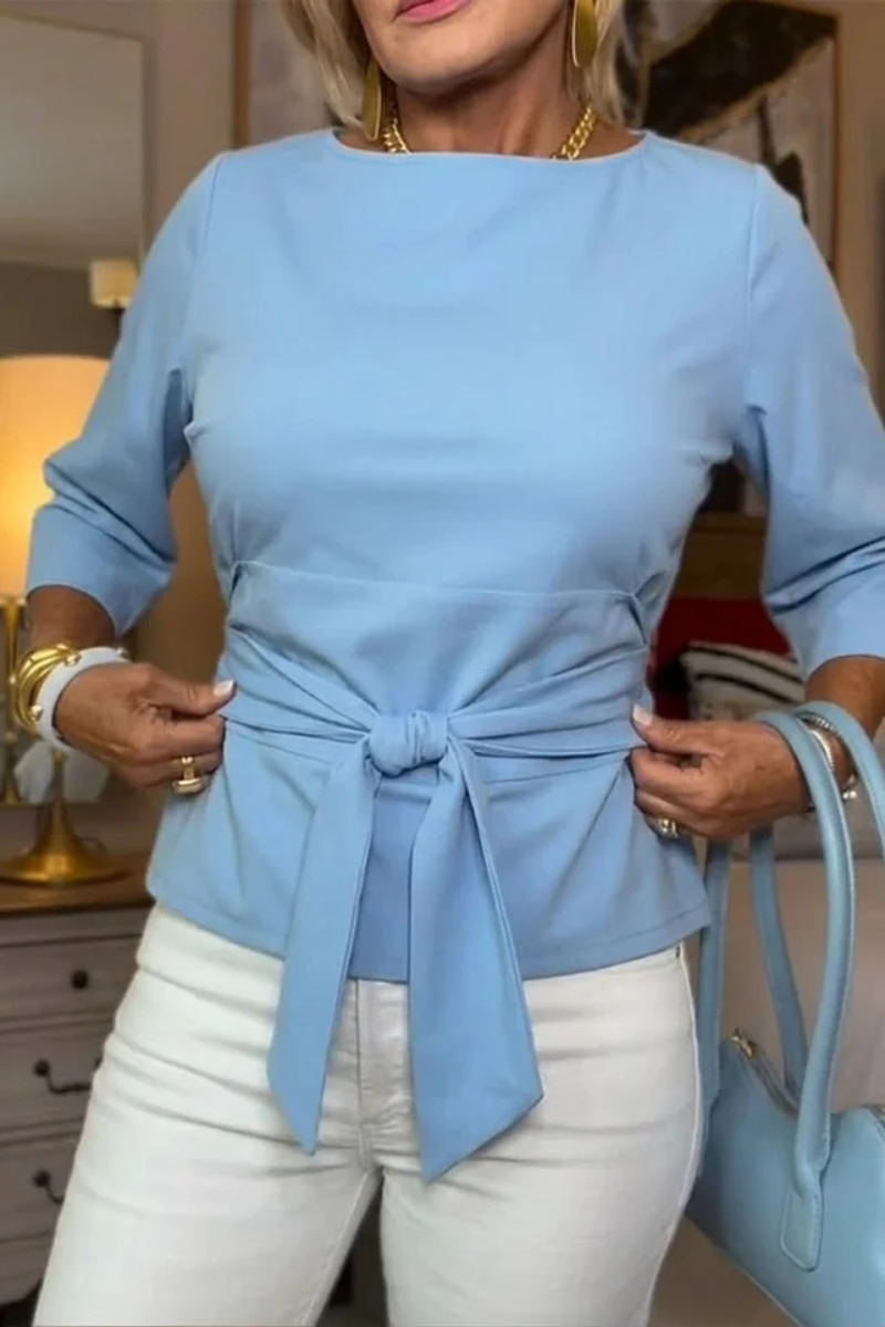 Top azul claro de manga 3/4 con lazo ajustable en la cintura