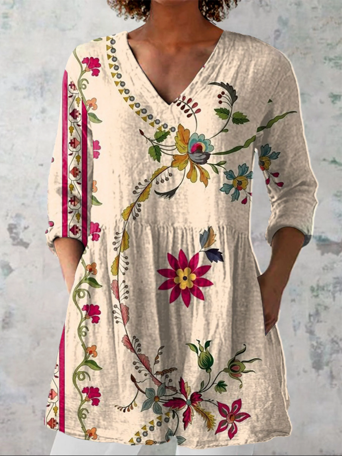 Blusa larga de cuello en V con mangas 3/4, flores bordadas sobre base crema