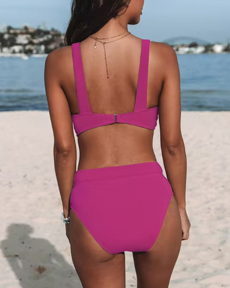 Bikini morado de tiro alto con top en V, vista trasera