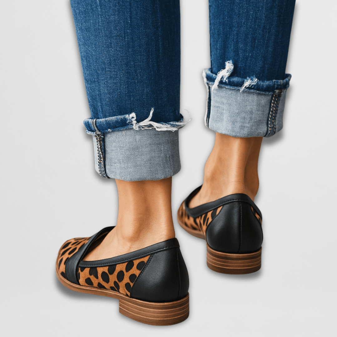 Mocasines ortopédicos de ante suave leopardo con empeine negro y suela marrón