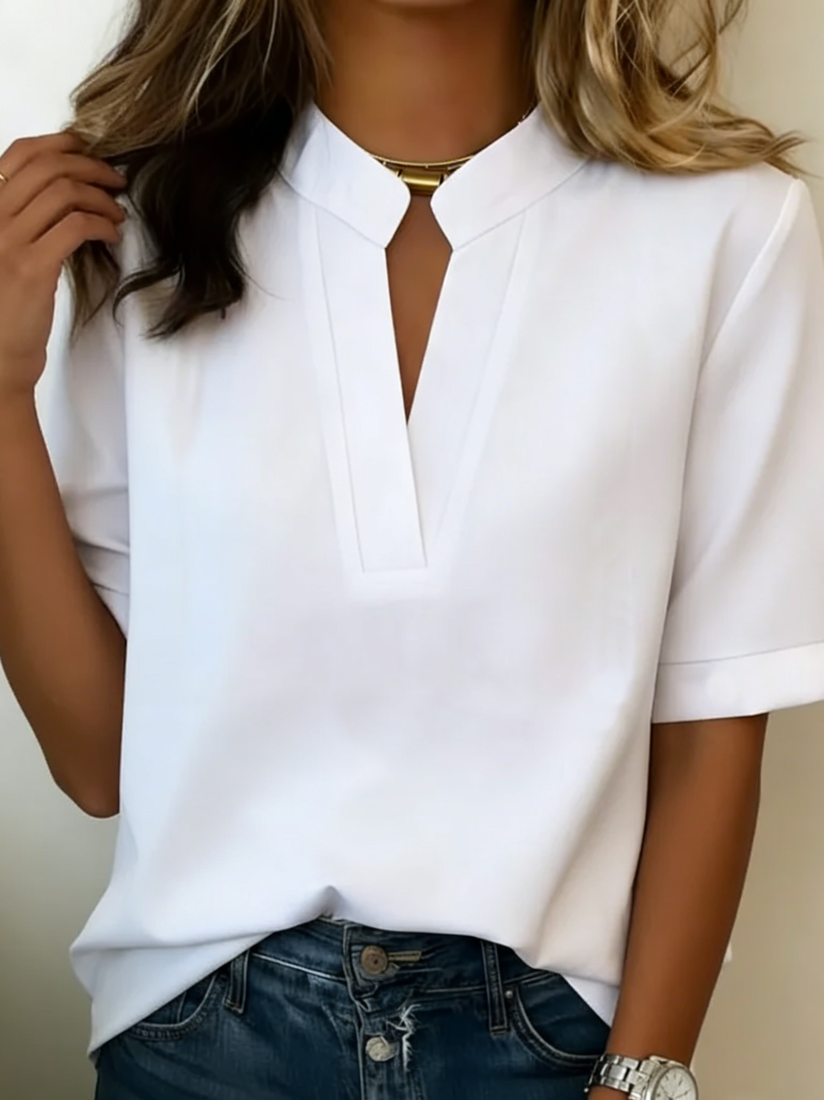Blusa elegante blanca con manga corta, escote en V y tapeta frontal con cuello