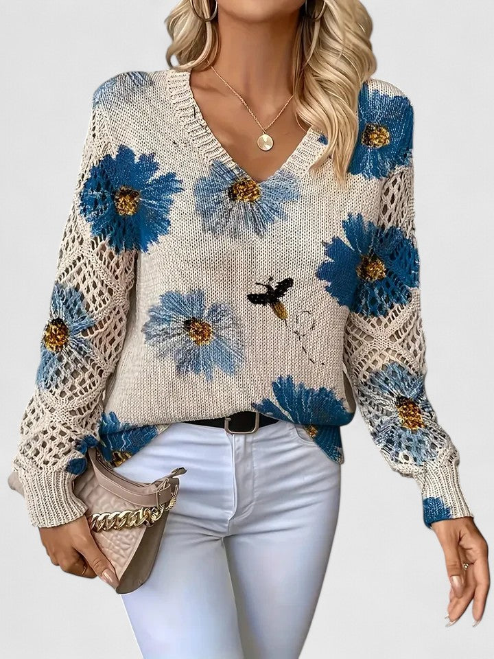 Suéter de punto crema con flores azules y mangas caladas tipo encaje