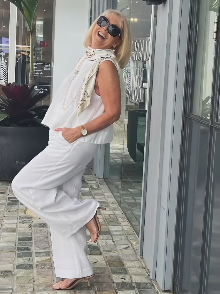 Conjunto blanco: blusa sin mangas con cuello alto y pantalón ancho holgado