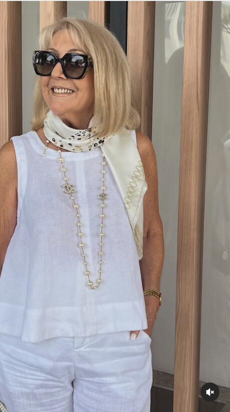 Conjunto blanco: blusa sin mangas con cadena decorativa y cuello alto