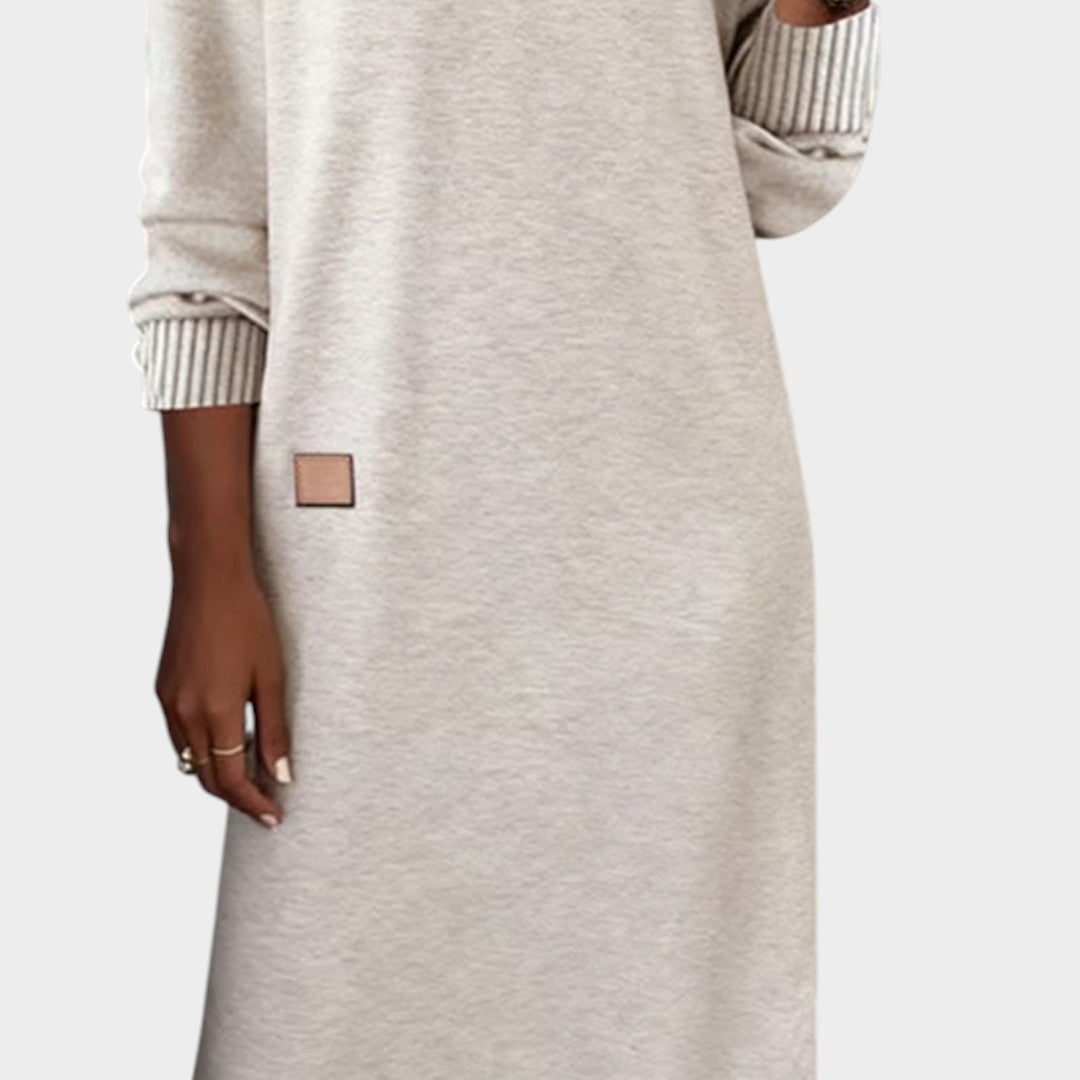 Vestido de punto beige de largo midi; puños a rayas y parche cuadrado en el pecho